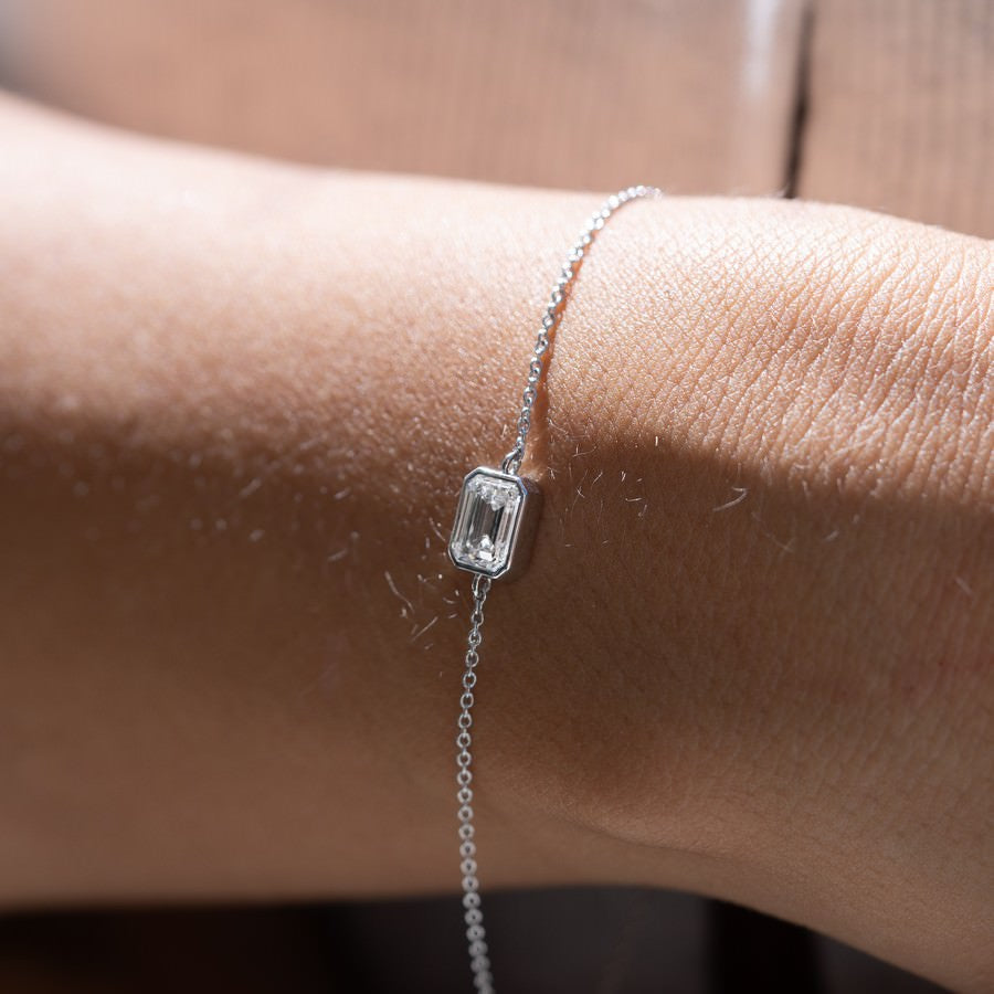 14K White Gold Emerald Bezel Bracelet