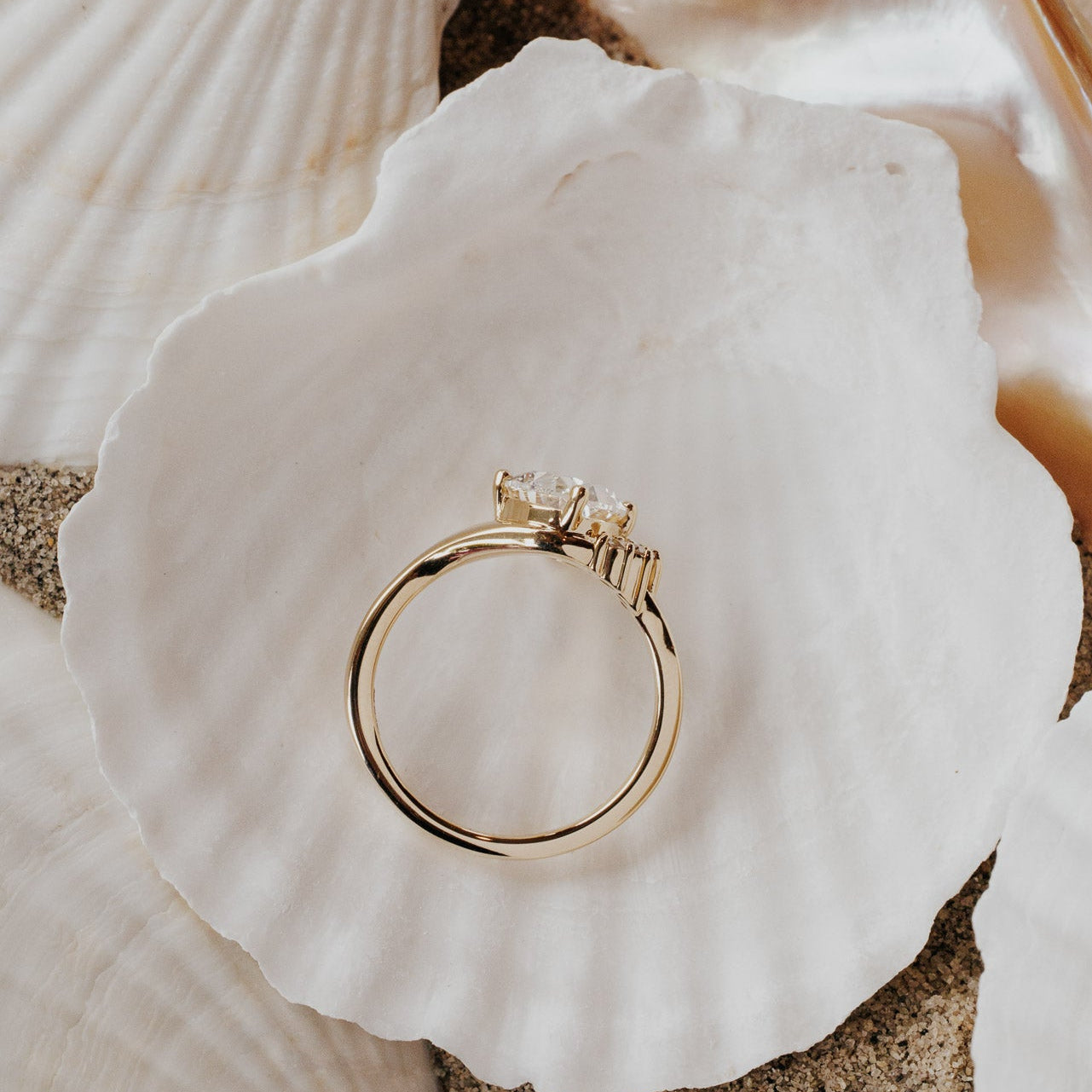 The Horizon Oval Ring