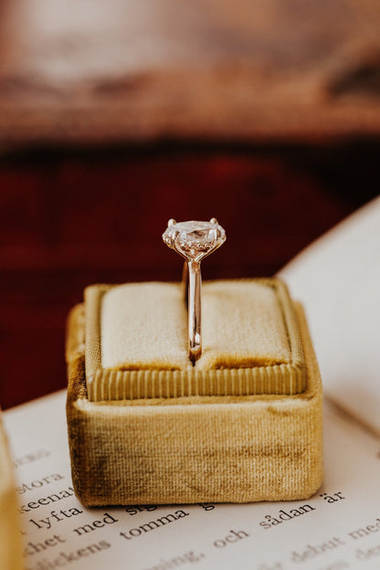 The Charlotte Oval Solitaire