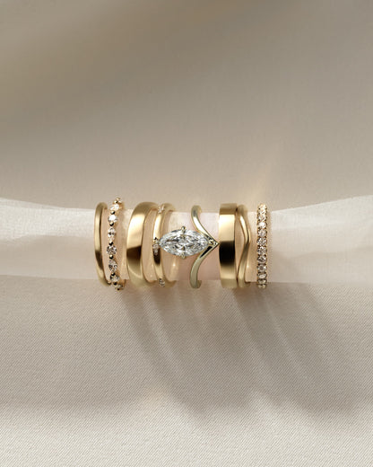 Giselle - Marquise Claw Solitaire with V Band Engagement Ring - Yellow Gold