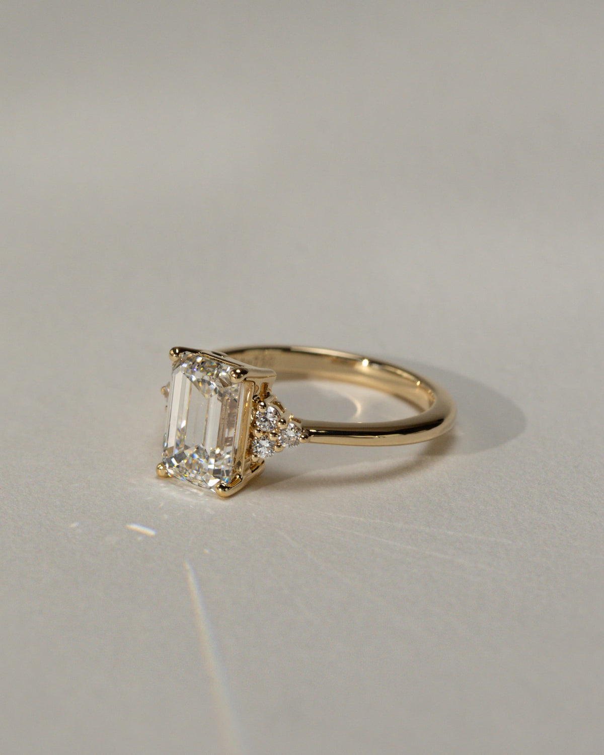 Martina - Emerald Claw Solitaire with Round Shoulder Stones Engagement Ring - White Gold