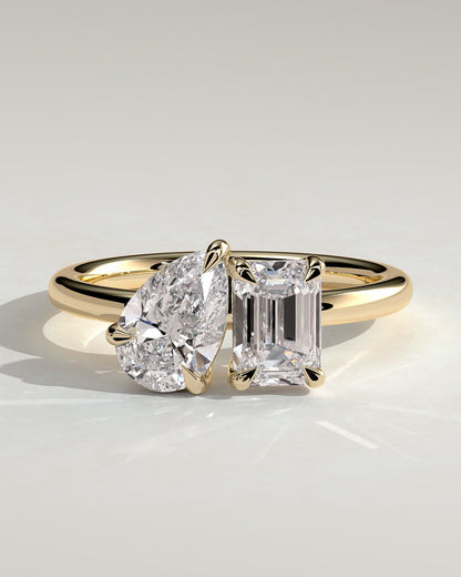 Amor - Pear and Emerald Claw Toi et Moi Engagement Ring - Yellow Gold