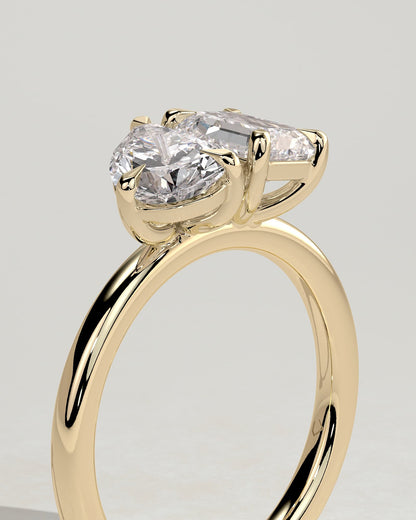 Amor - Pear and Emerald Claw Toi et Moi Engagement Ring - Yellow Gold