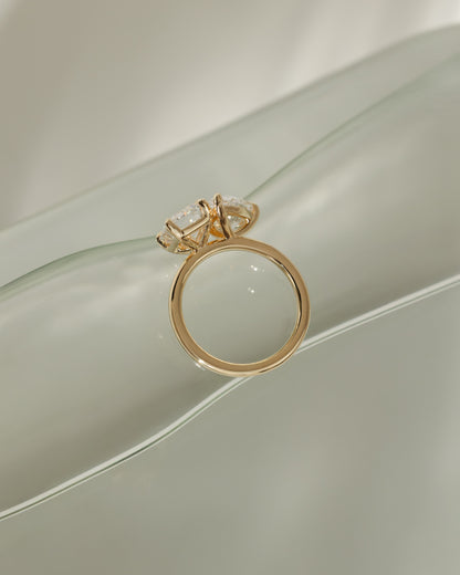Amor - Pear and Emerald Claw Toi et Moi Engagement Ring - Yellow Gold
