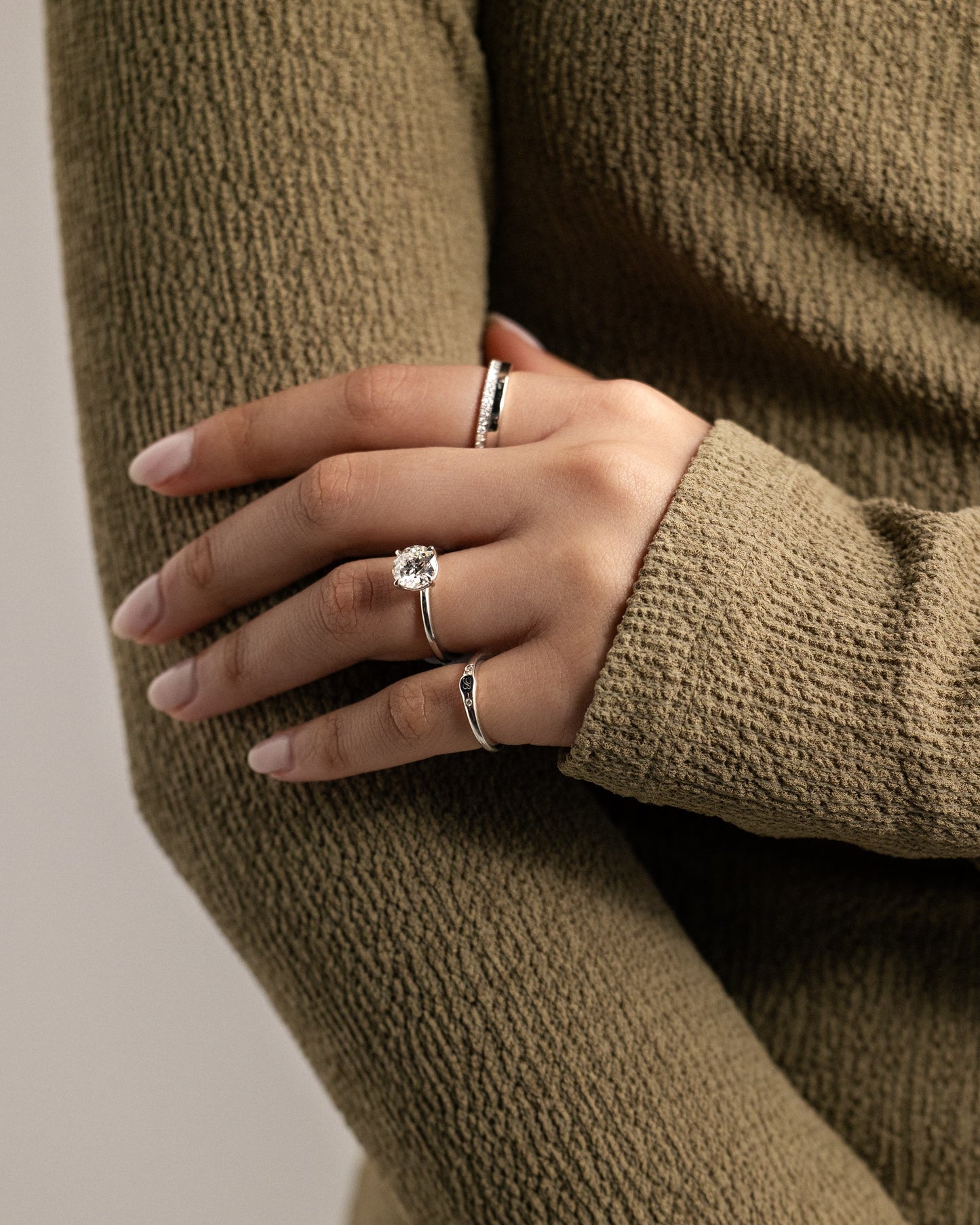 Lilly - Round Claw Solitaire Engagement Ring - Rose Gold