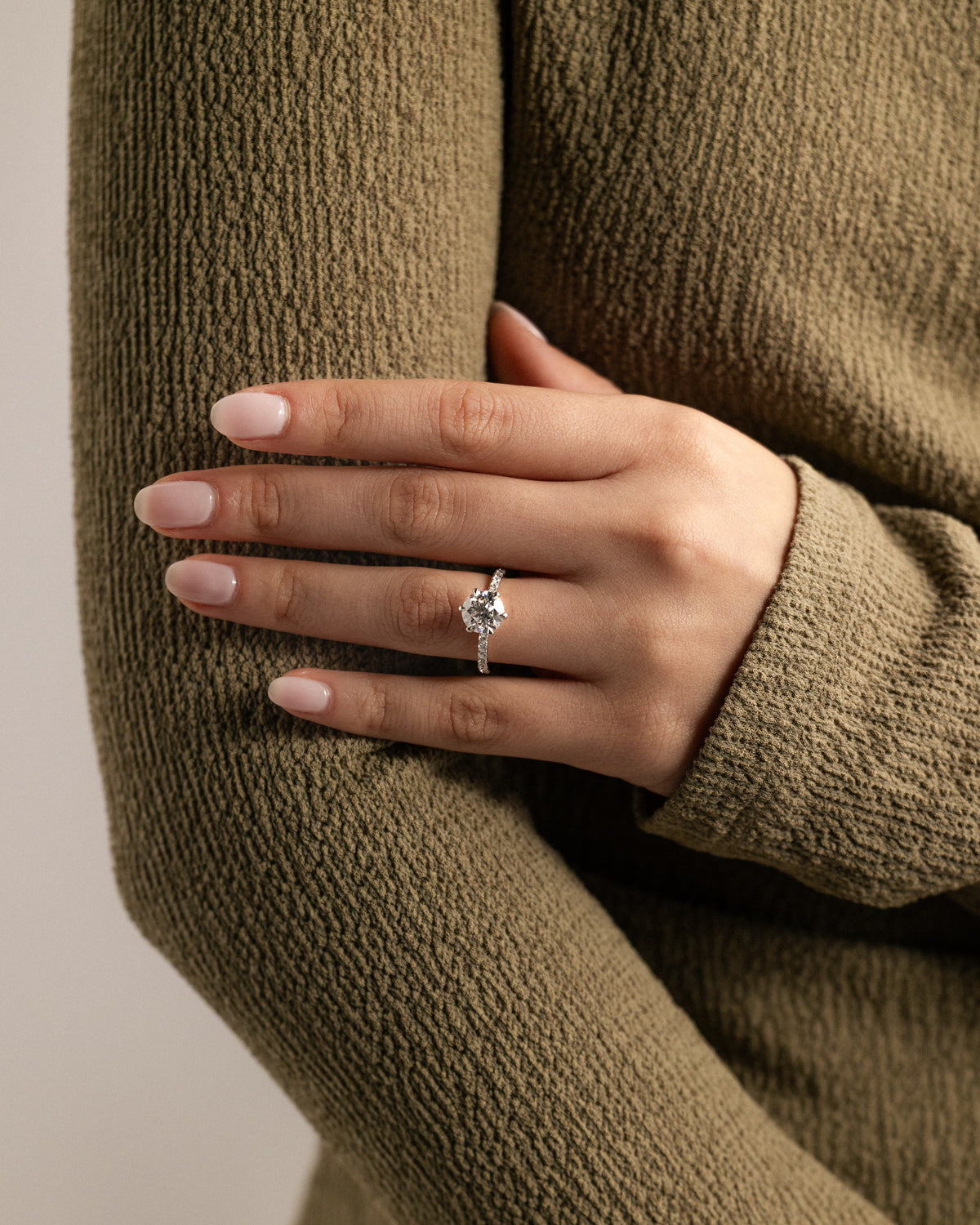 Alexandria - Round Claw Solitaire with Pave Band Engagement Ring - Yellow Gold - yellow gold - Lara Jewels