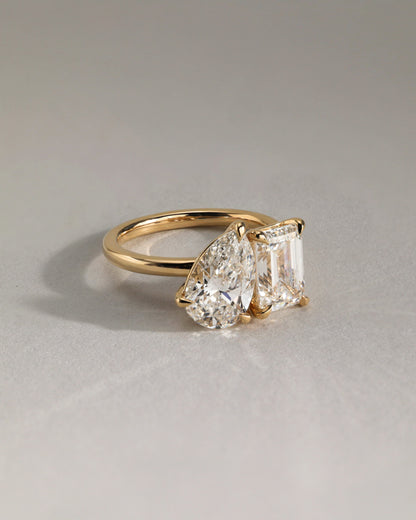 Amor - Pear and Emerald Claw Toi et Moi Engagement Ring - Yellow Gold