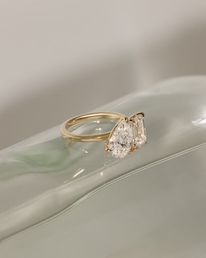 Amor - Pear and Emerald Claw Toi et Moi Engagement Ring - Yellow Gold