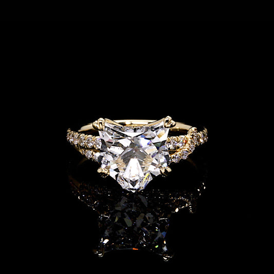Lara Jewels High Jewellry High Jewelry | Cat-Head Cut Solitaire Engagement Ring - Cat Modified Brilliant - 18k Yellow Gold - Front View