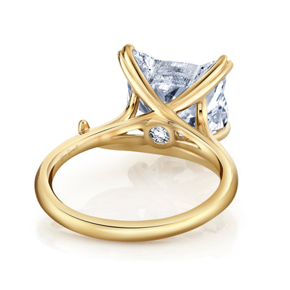Lara Jewels High Jewellry High Jewelry | Cat-Head Cut Solitaire Engagement Ring - Cat Modified Brilliant - 18k Yellow Gold - Angle View
