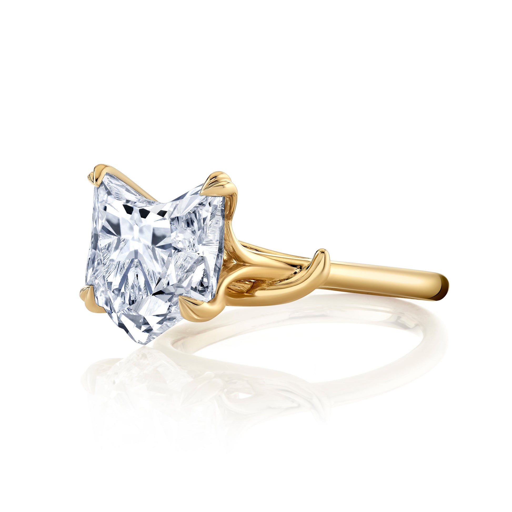 Lara Jewels High Jewellry High Jewelry | Cat-Head Cut Solitaire Engagement Ring - Cat Modified Brilliant - 14k Yellow Gold - Side View