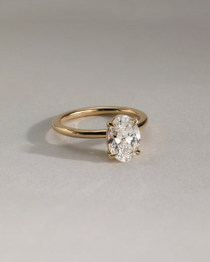 Daisy - Classic Oval Claw Solitaire Engagement Ring - Platinum