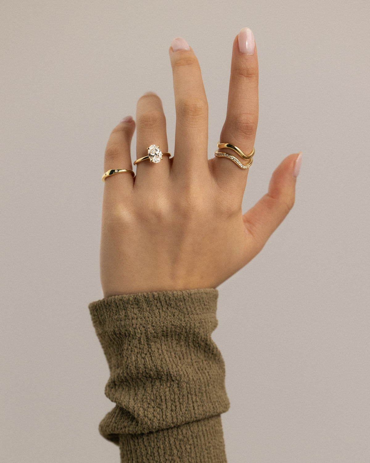 Daisy - Classic Oval Claw Solitaire Engagement Ring - Yellow Gold