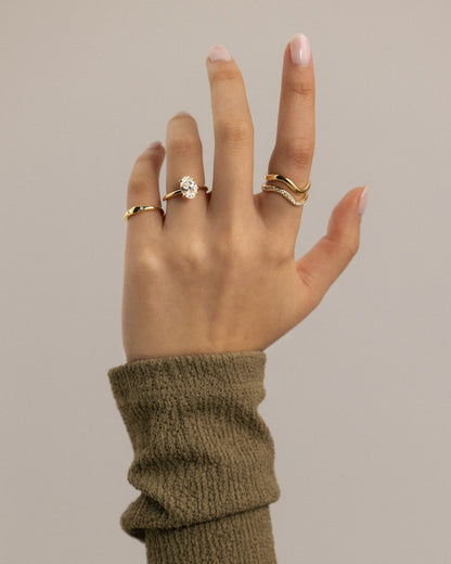 Daisy - Classic Oval Claw Solitaire Engagement Ring - Yellow Gold