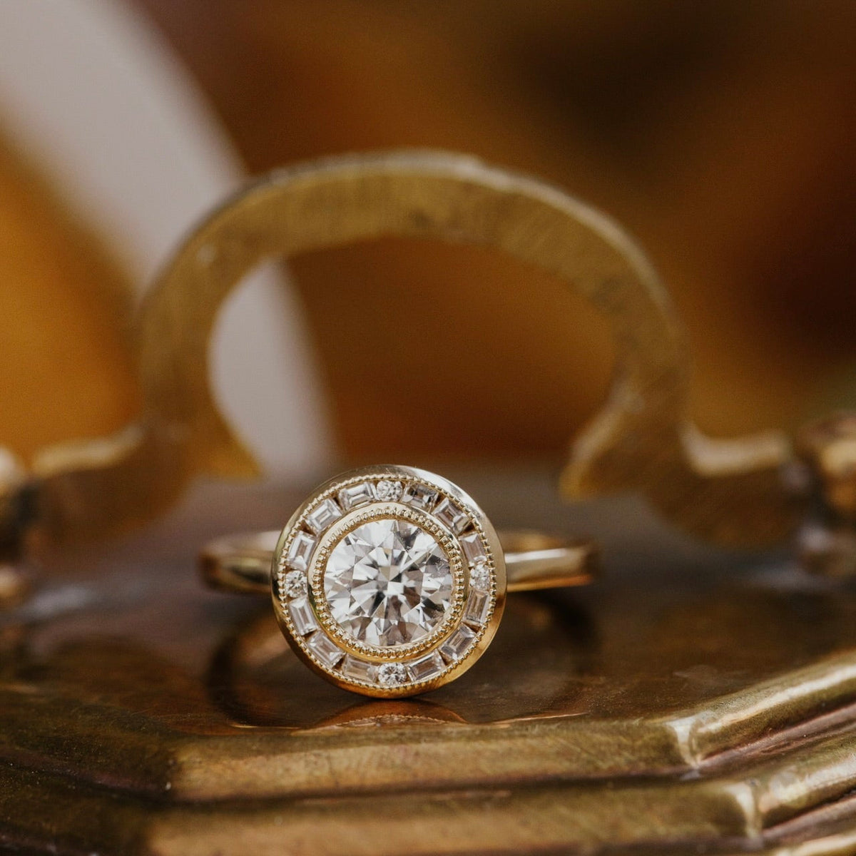 The Avenida Round Ring