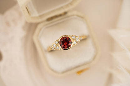 the-solaria-ring-91-ct-round-garnet