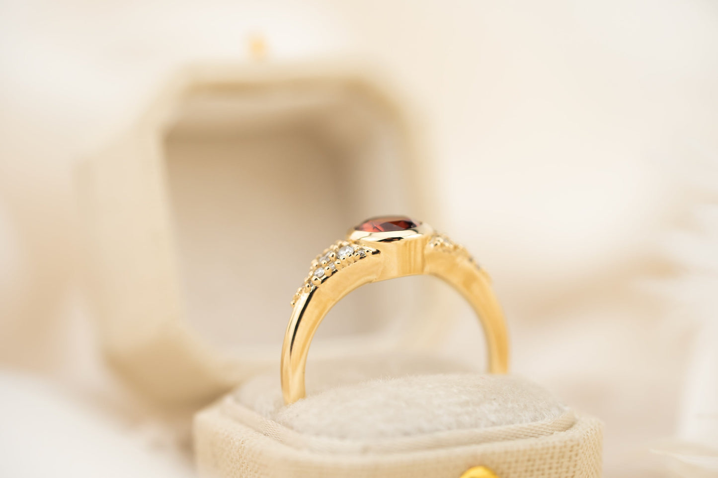 The Solaria Ring | 0.91 CT Round Red Garnet