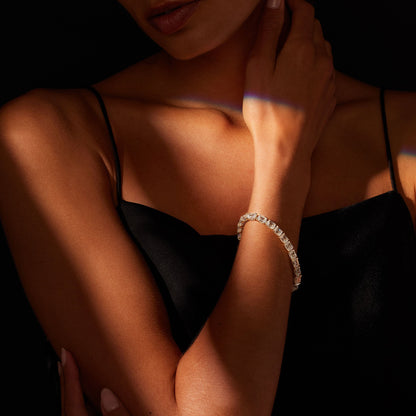 Lara Jewels High Jewellry High Jewelry | Emerald Cut Tennis Bracelet - 18k Yellow Gold - Angle View