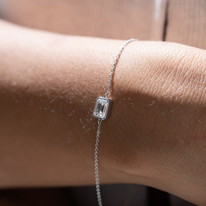 14K White Gold Emerald Bezel Bracelet