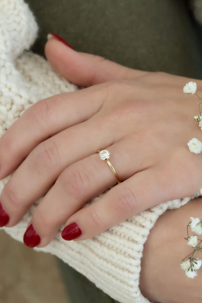 The Mini Bailey Round Natural Solitaire