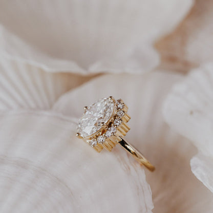 The Horizon Oval Ring