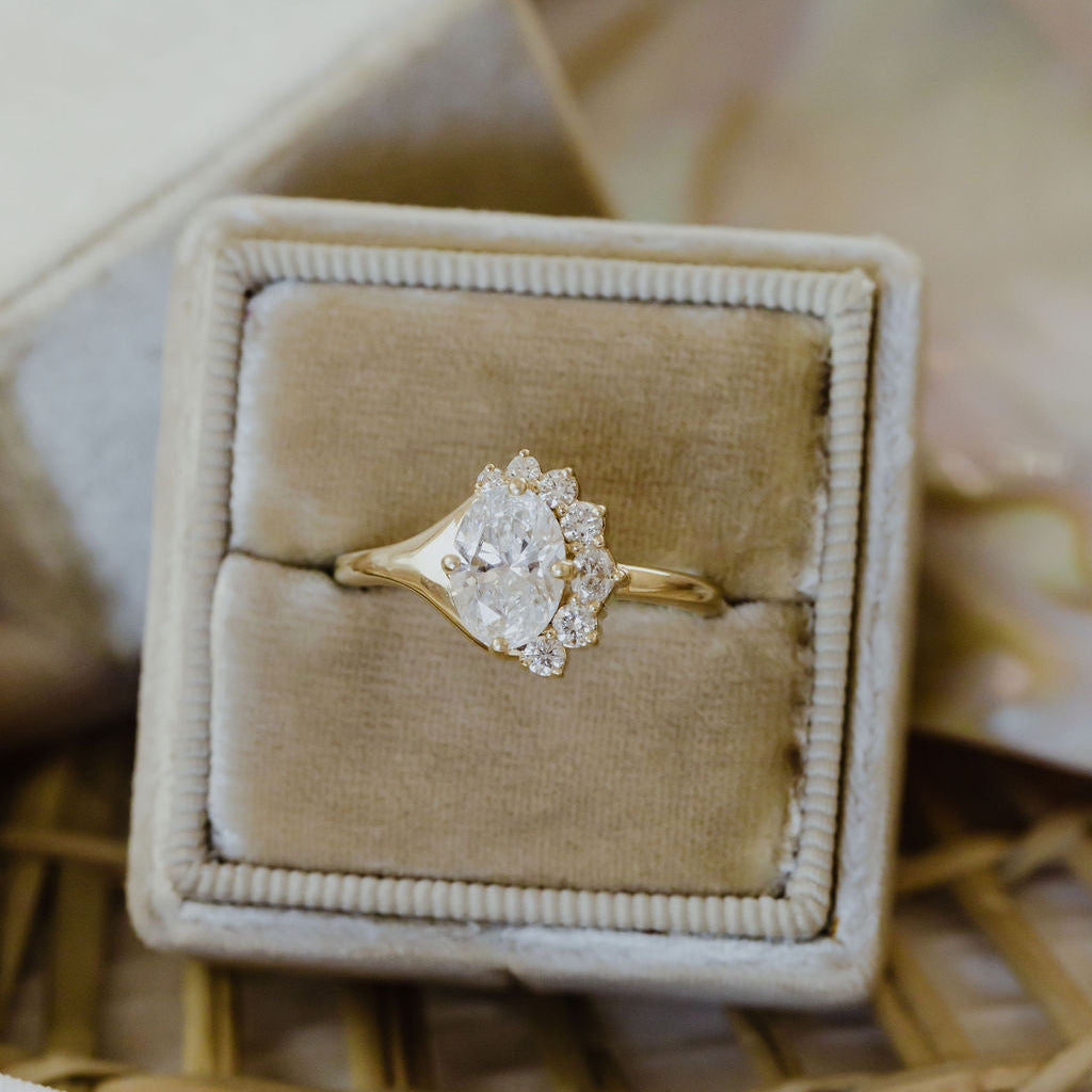 The Horizon Oval Ring