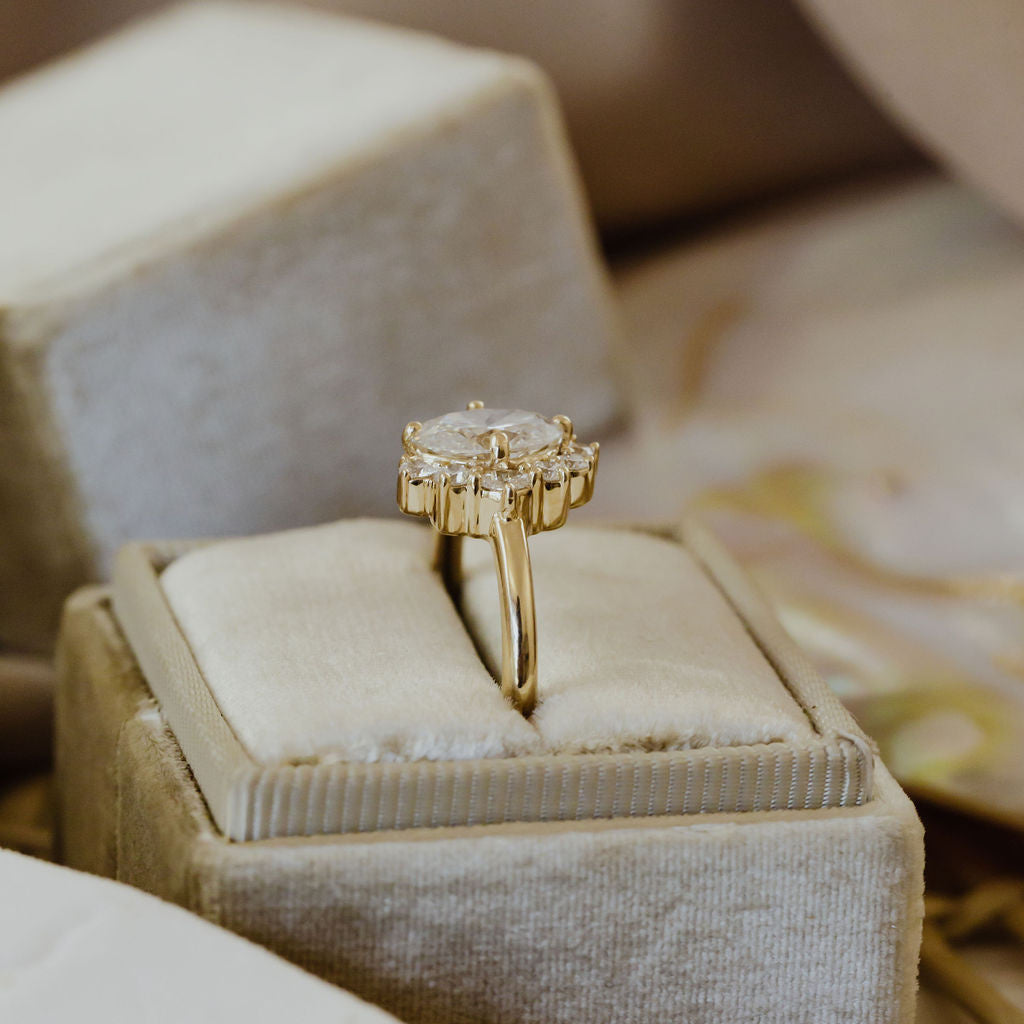 The Horizon Oval Ring