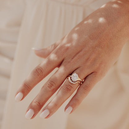 The Horizon Oval Ring
