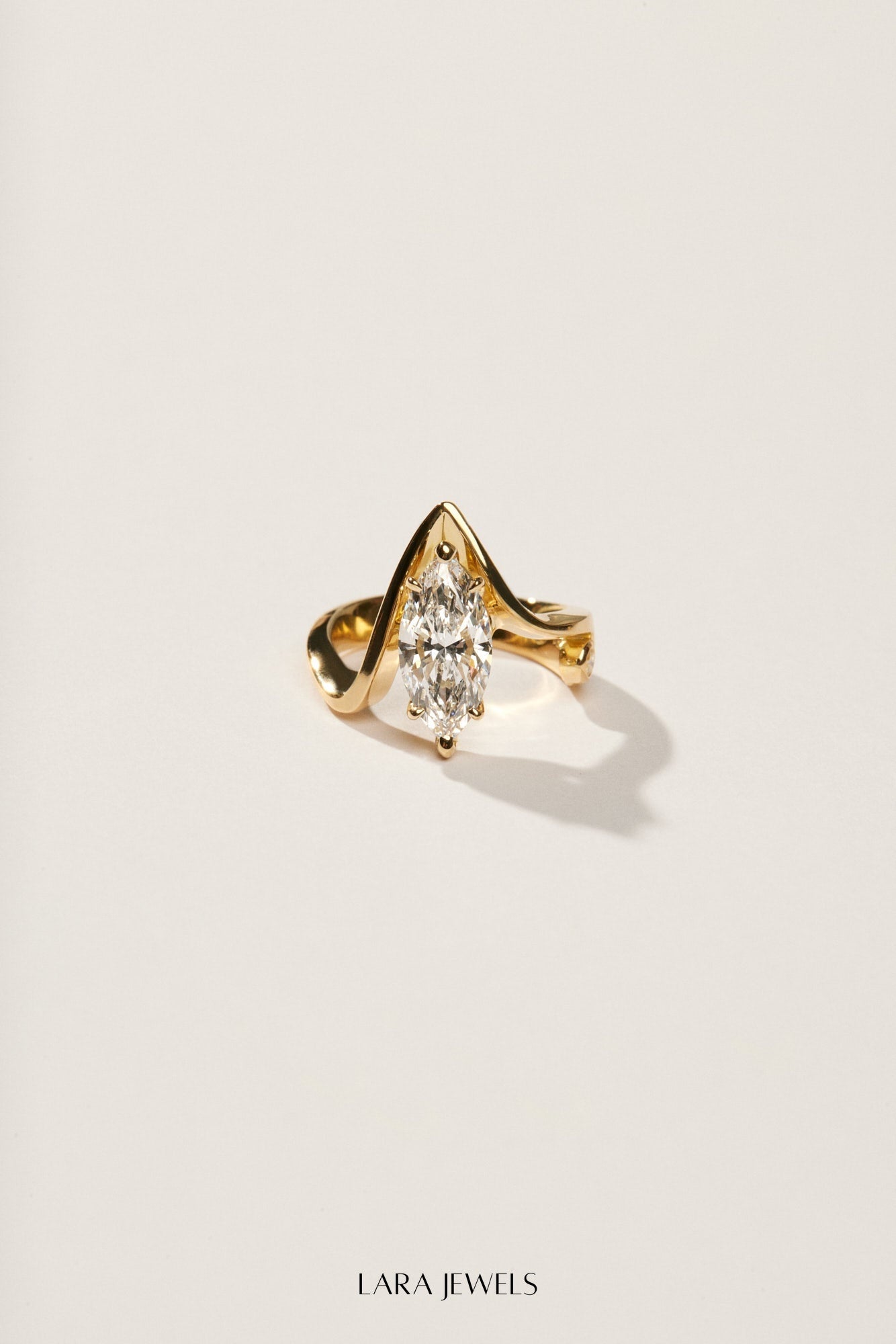 Alex Marquise Diamond Ring 18K Gold - Detail view
