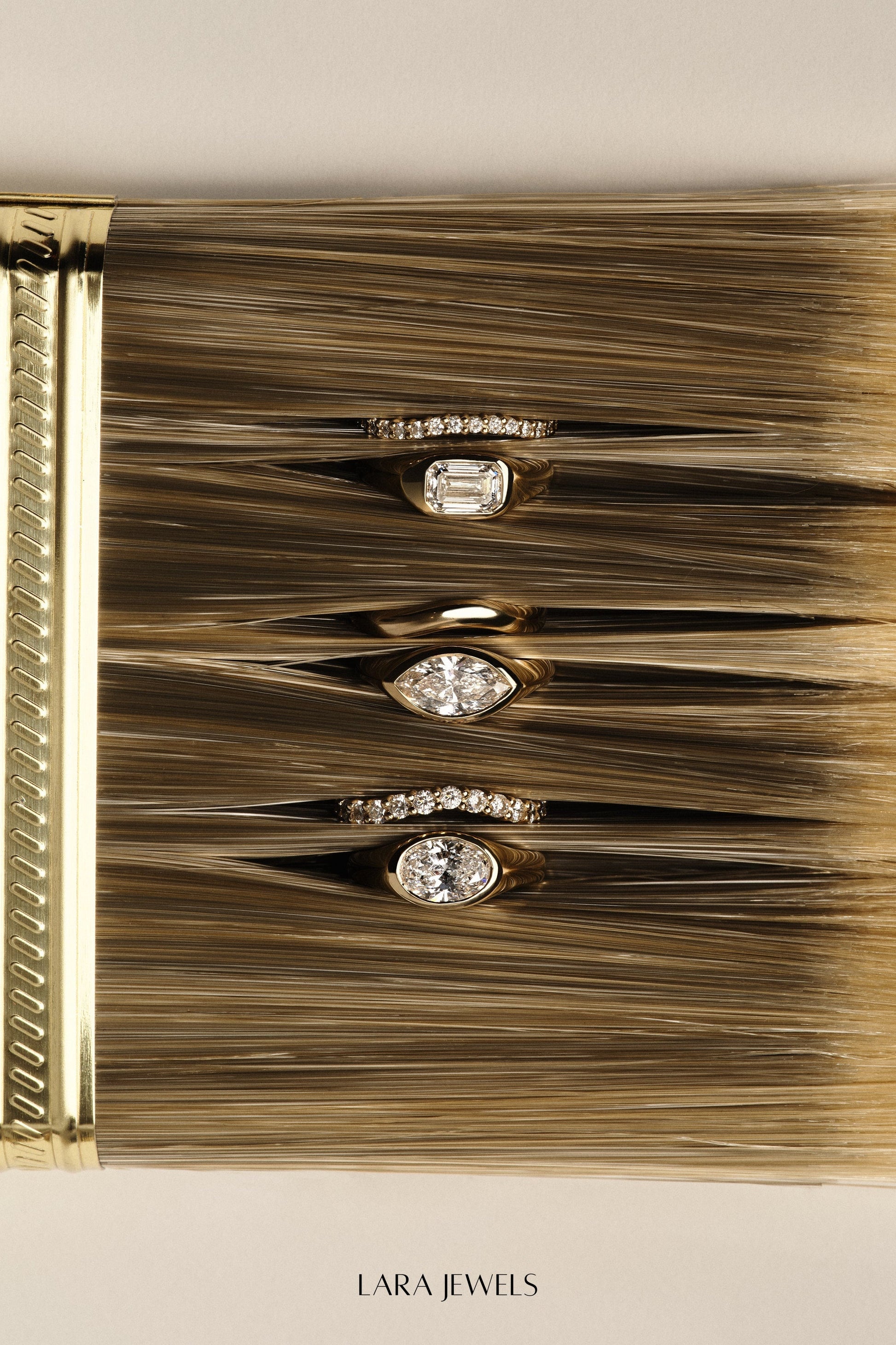 Insignia Oval Diamond Ring 18K Yellow Gold - Detail