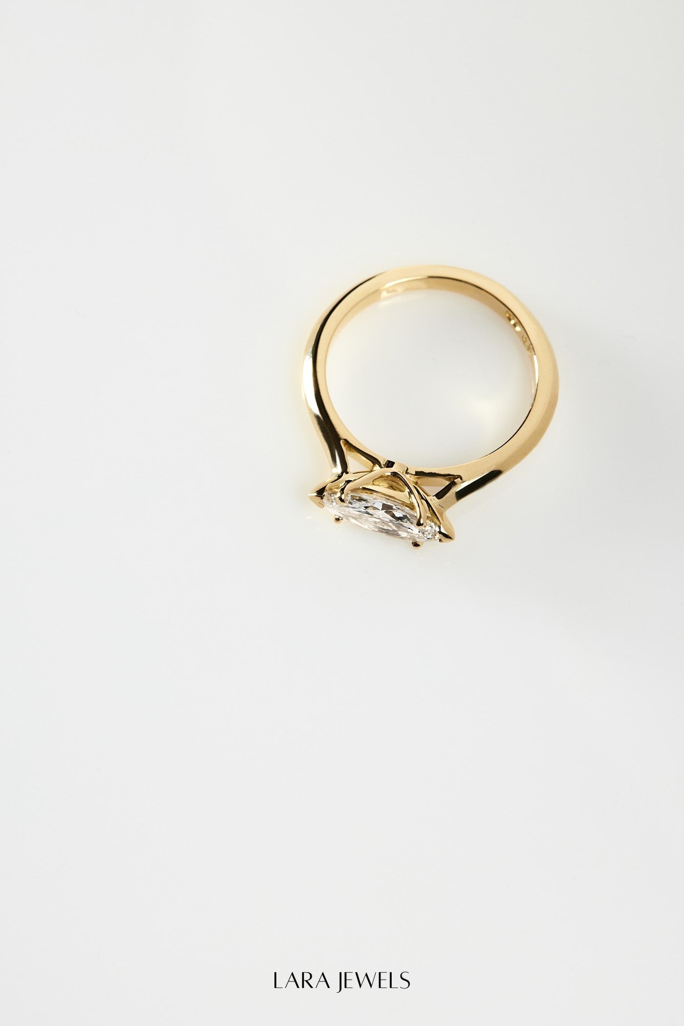 East West Marquise Diamond Ring 18K Gold - Detail view