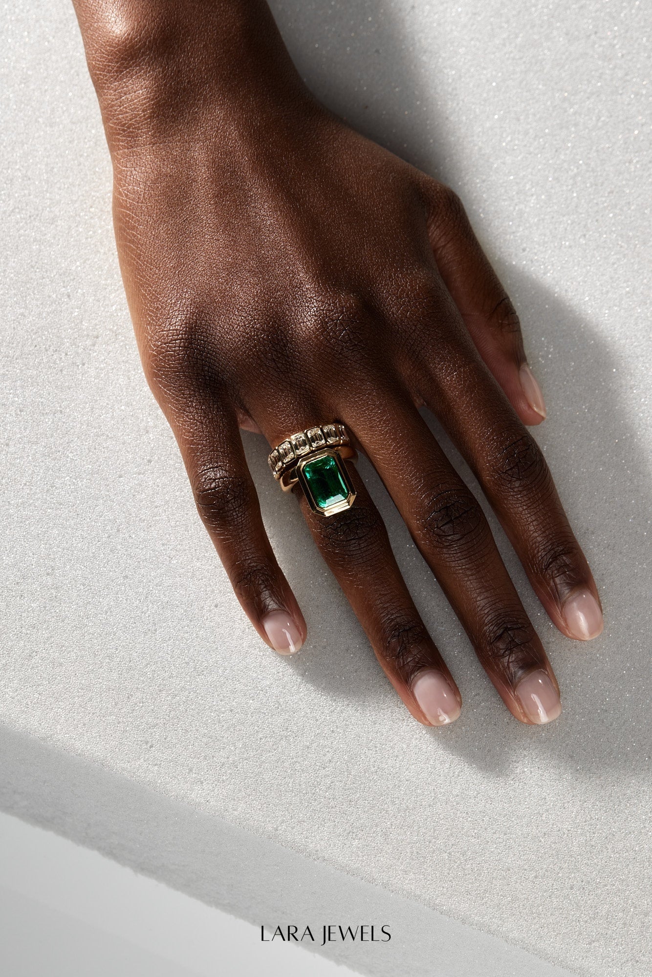 Emerald Bezel Ring 18K Gold - Side view