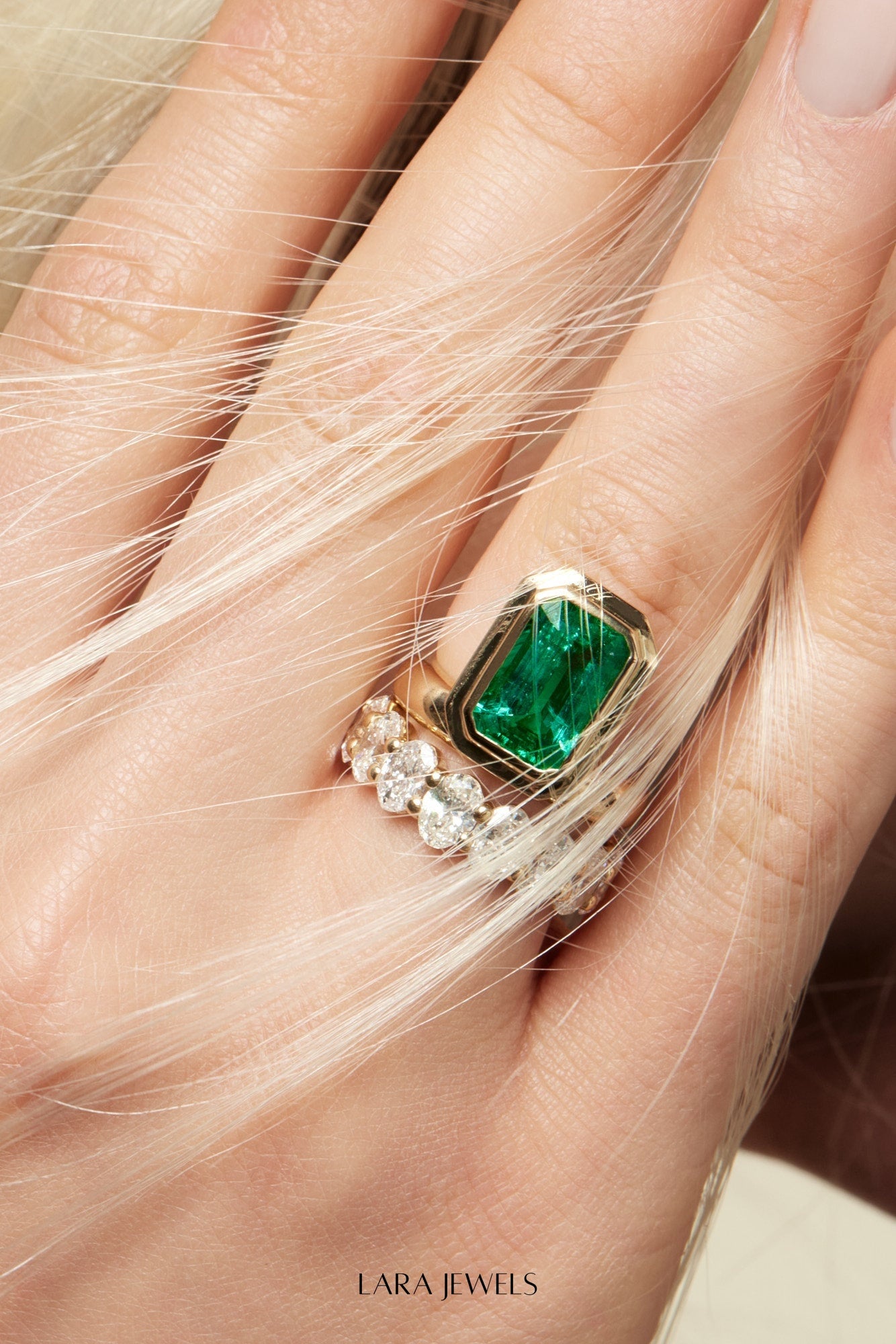 Emerald Bezel Ring 18K Gold - Detail view
