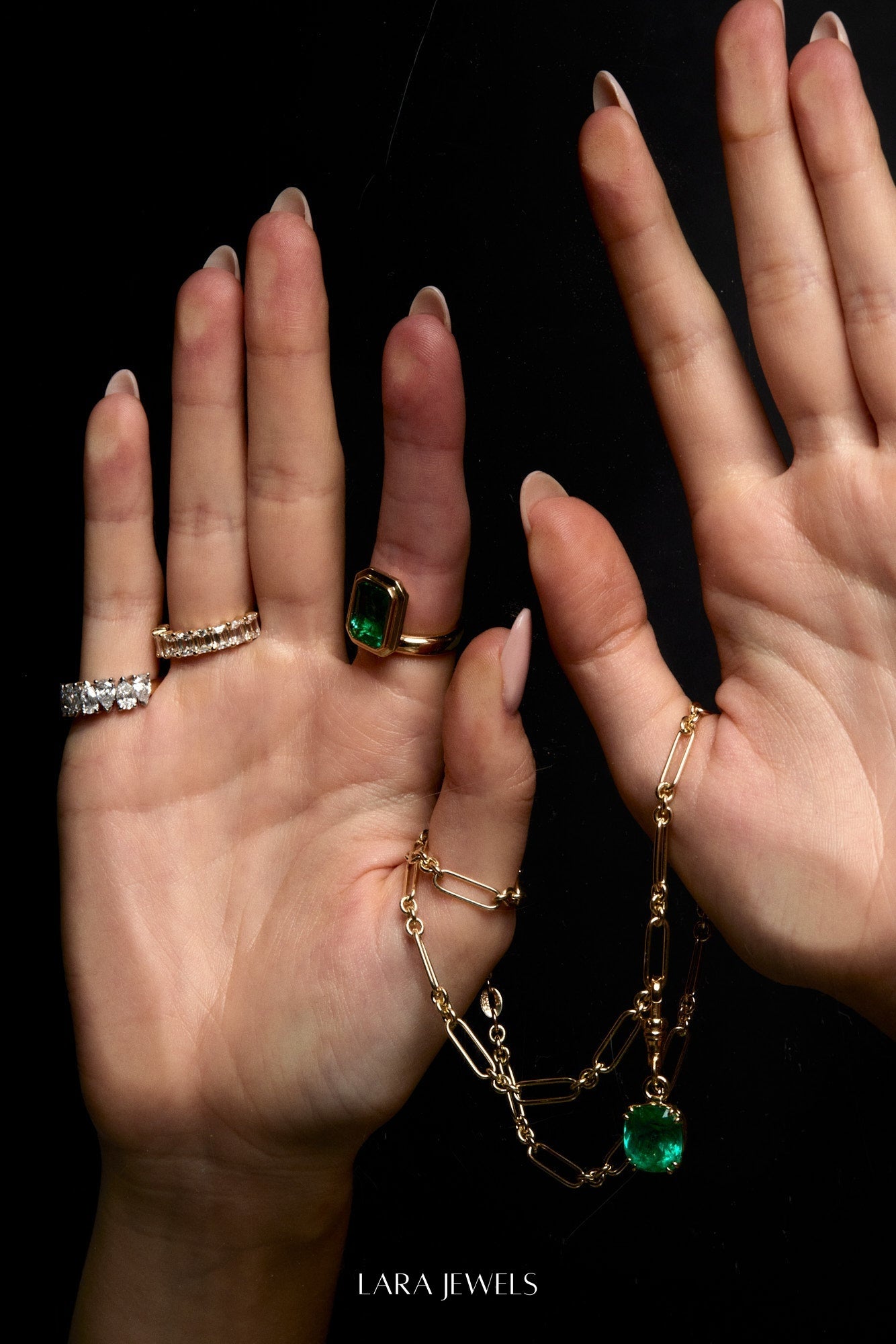 Emerald Bezel Ring 18K Gold - Lifestyle