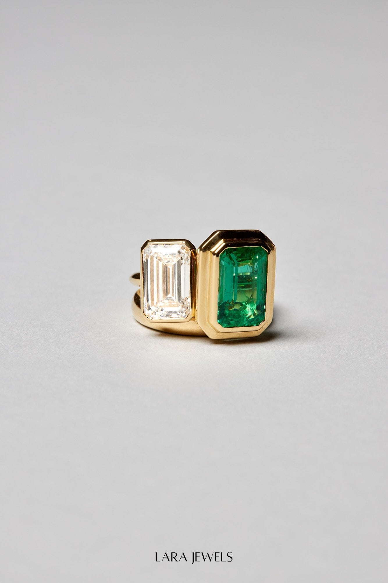 Emerald Bezel Ring 18K Gold - Detail