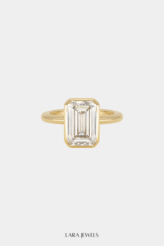 Emerald Diamond Bezel Ring 18K Gold - Front view