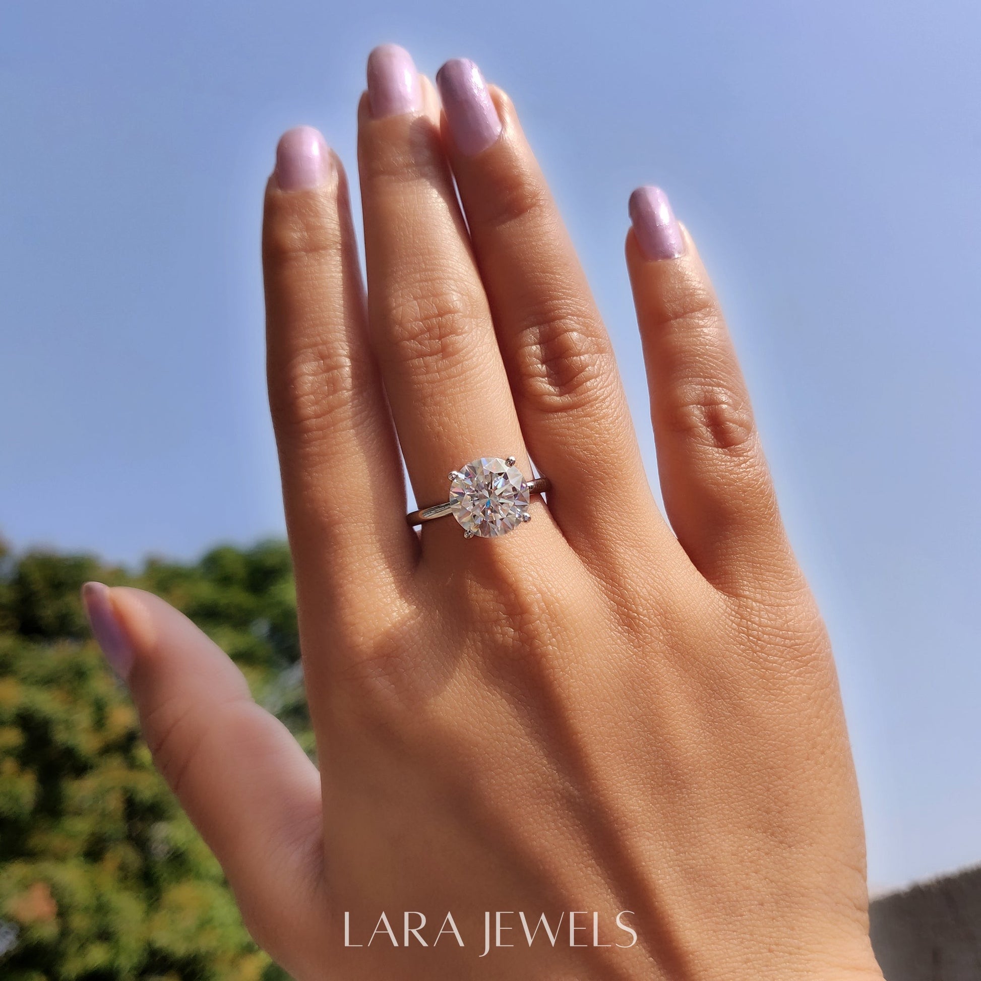 Lab grown round engagement ring in Lara Jewels setting, available in Silver. IGI certified, ethically sourced, handcrafted at Lara Jewels.