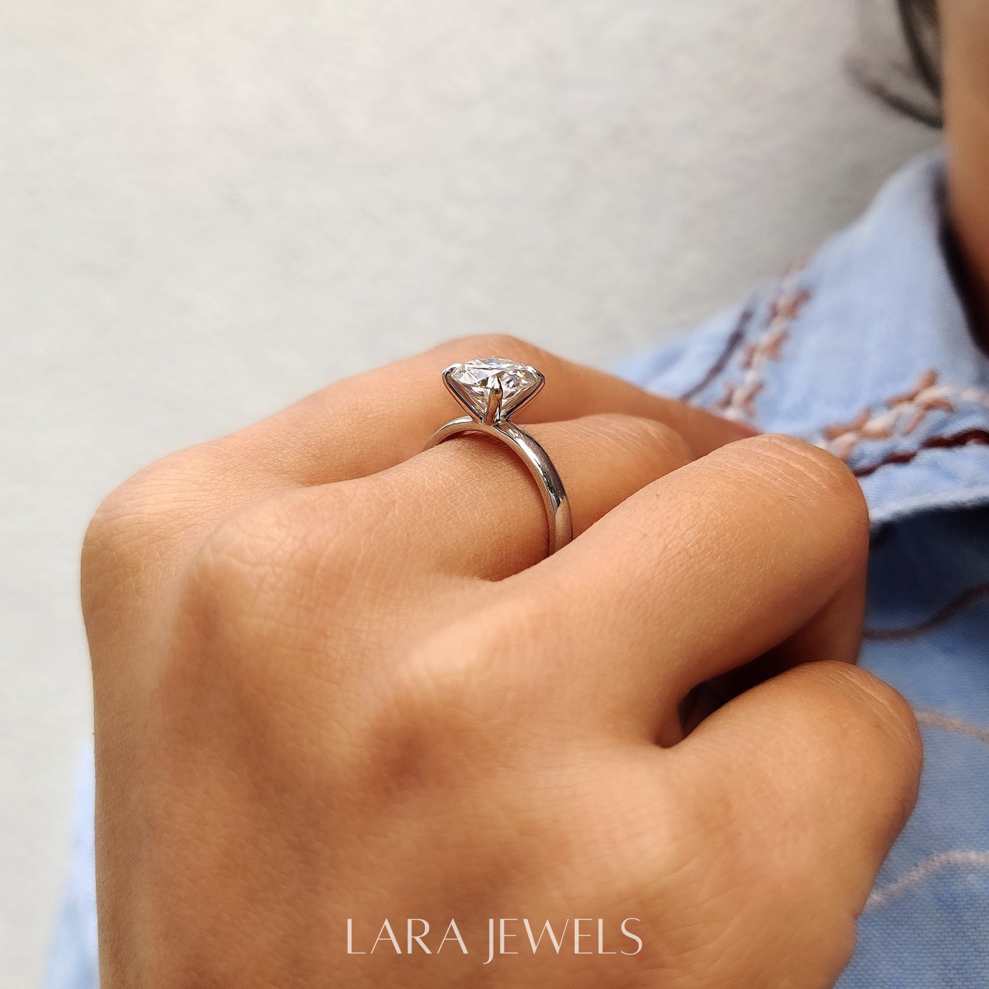 Lab grown round engagement ring in Lara Jewels setting, available in Silver. IGI certified, ethically sourced, handcrafted at Lara Jewels.