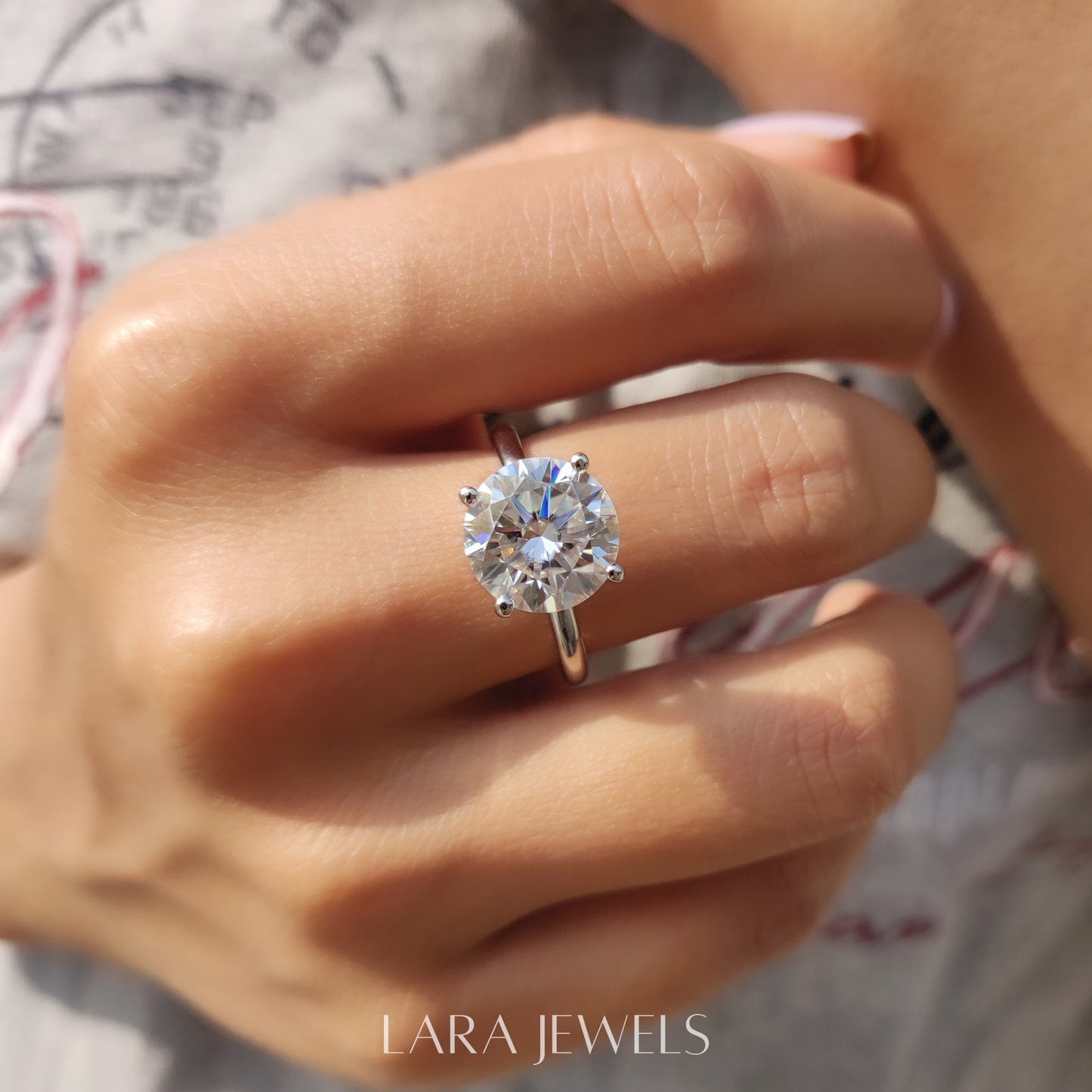 Lab grown round engagement ring in Lara Jewels setting, available in Silver. IGI certified, ethically sourced, handcrafted at Lara Jewels.