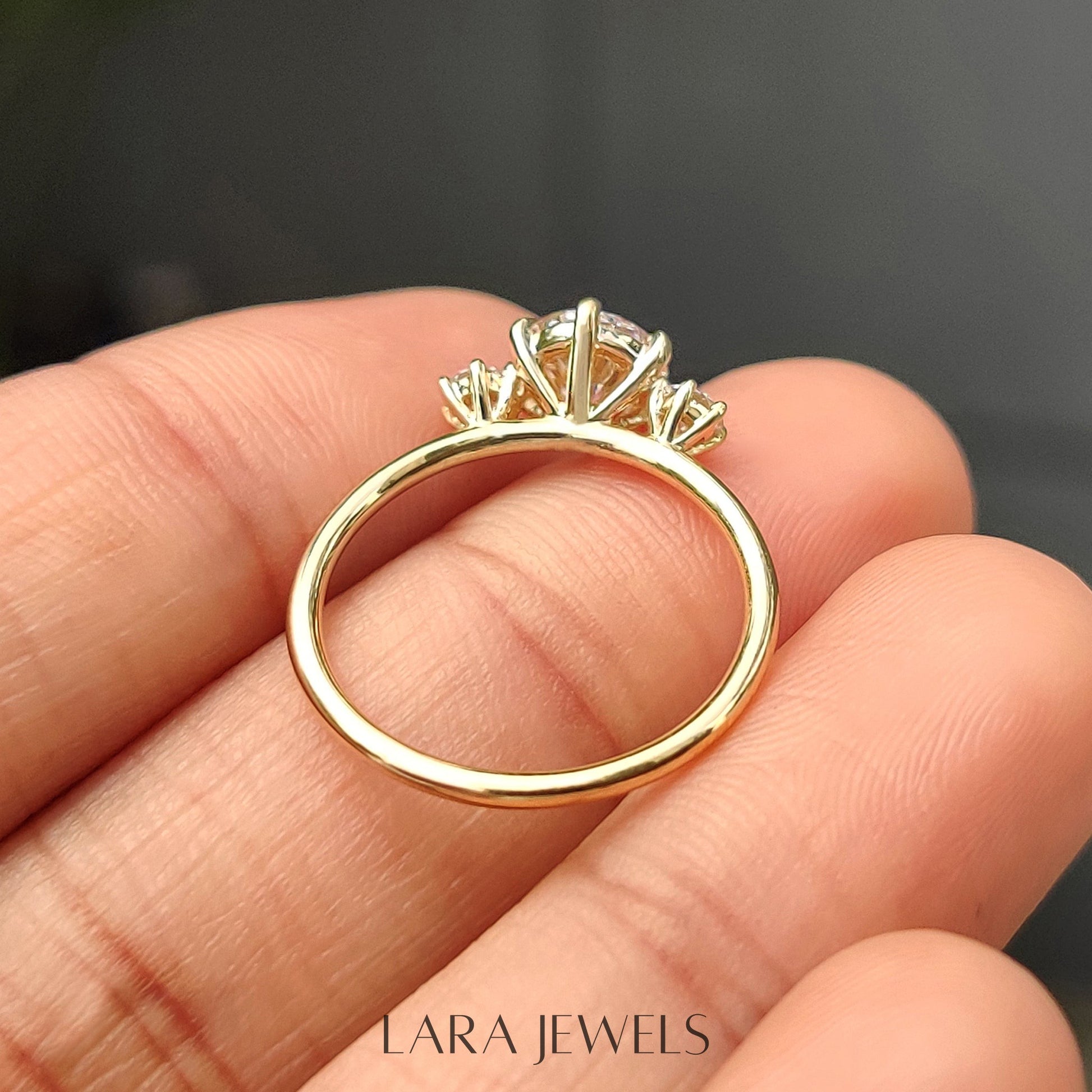 Lab grown round engagement ring in Lara Jewels setting, available in Silver. IGI certified, ethically sourced, handcrafted at Lara Jewels.