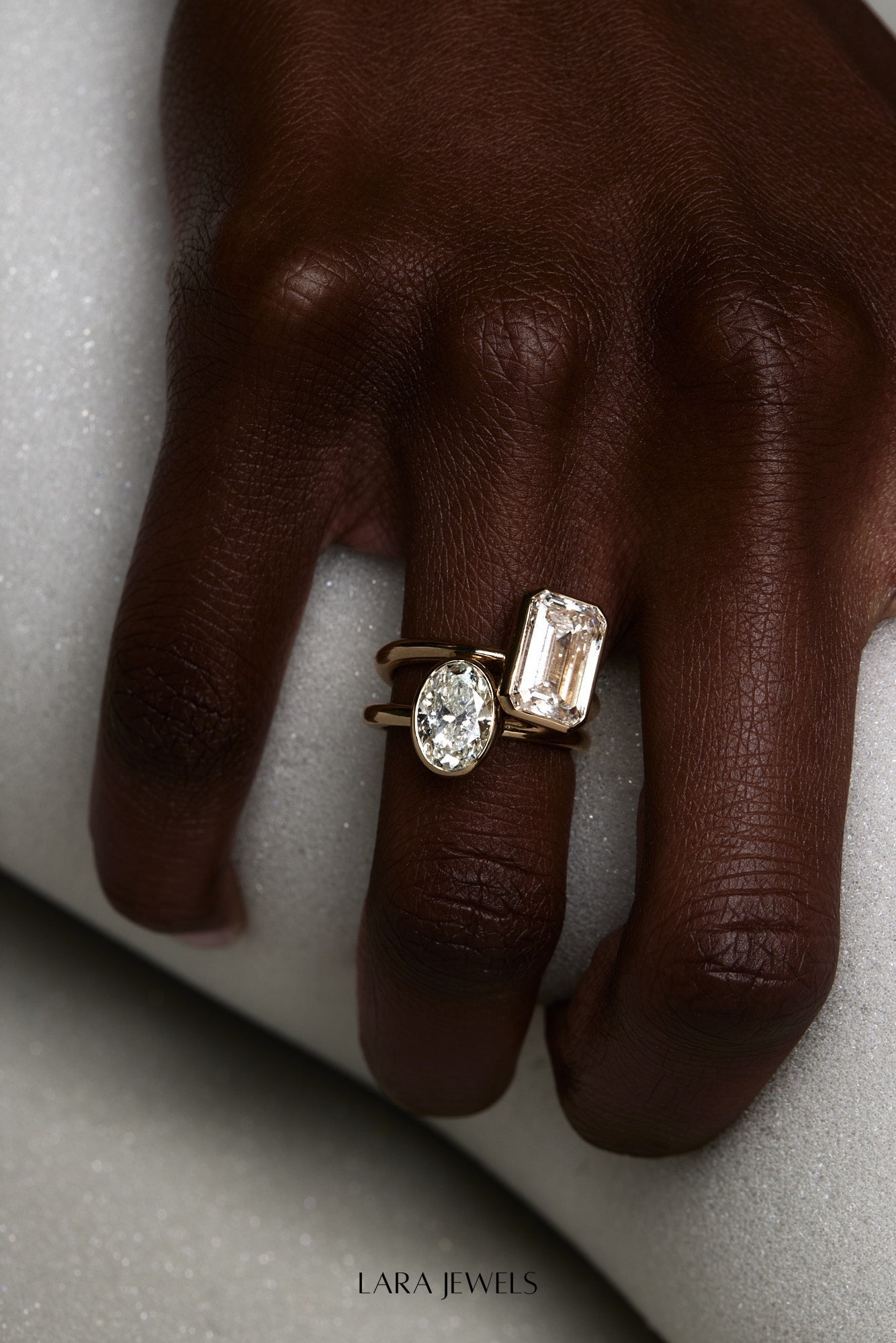 Oval Diamond Bezel Ring 18K Gold - Detail view