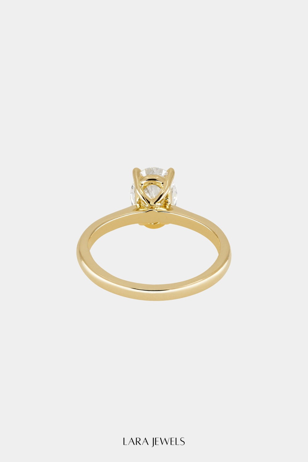 Oval Diamond Ring 18K Gold - Lifestyle