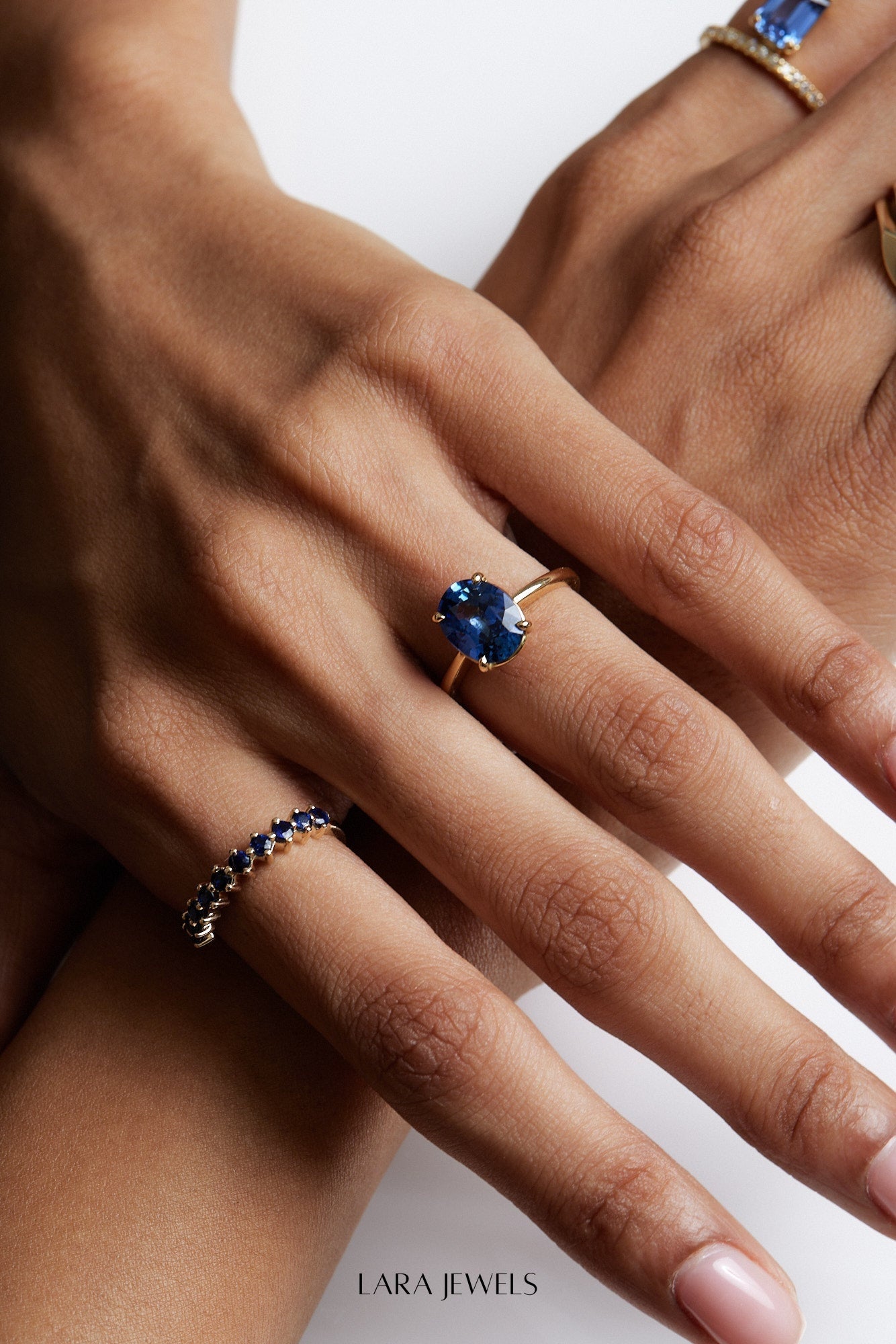 Oval Sapphire Ring 18K Gold - Side view