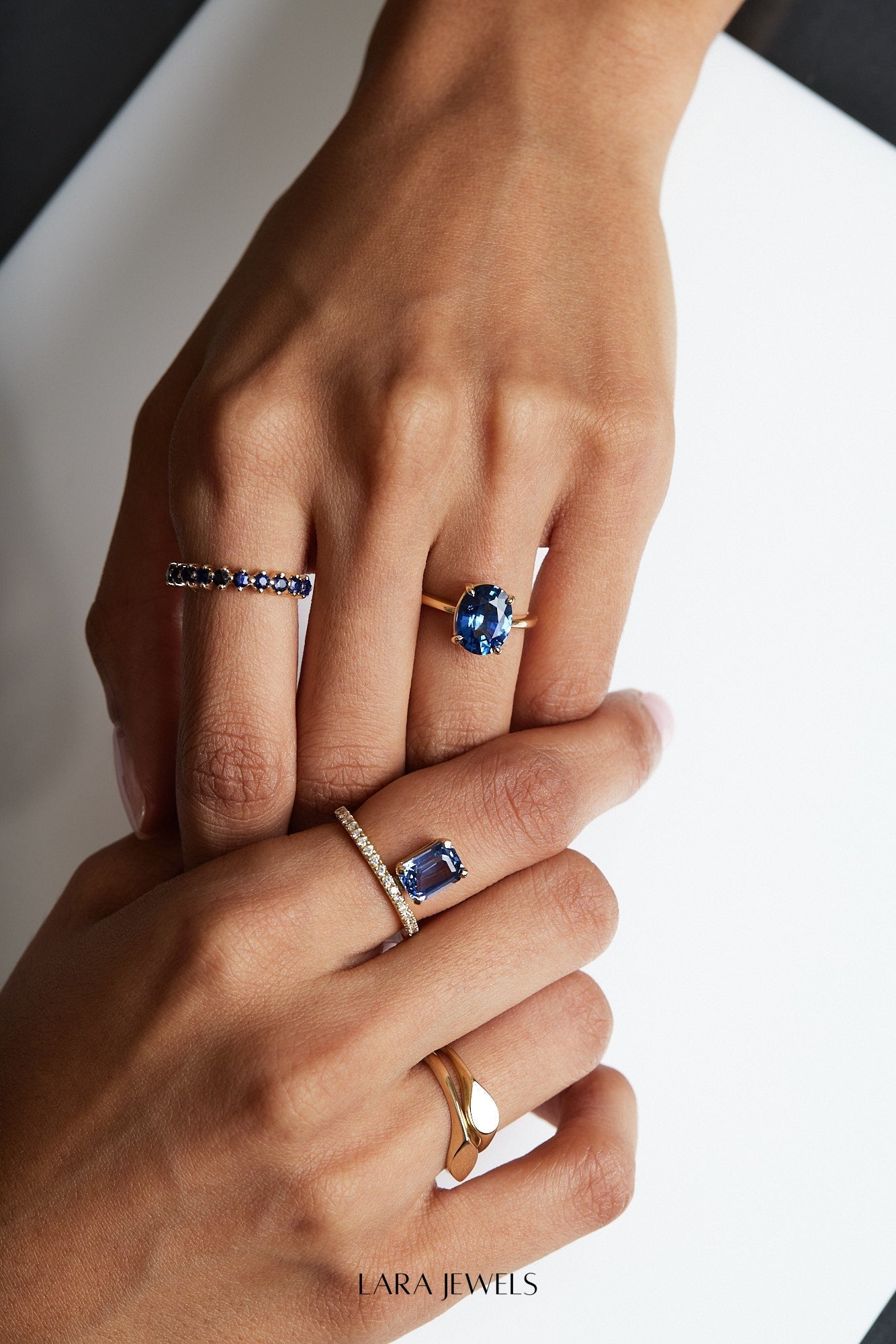 Oval Sapphire Ring 18K Gold - Detail view