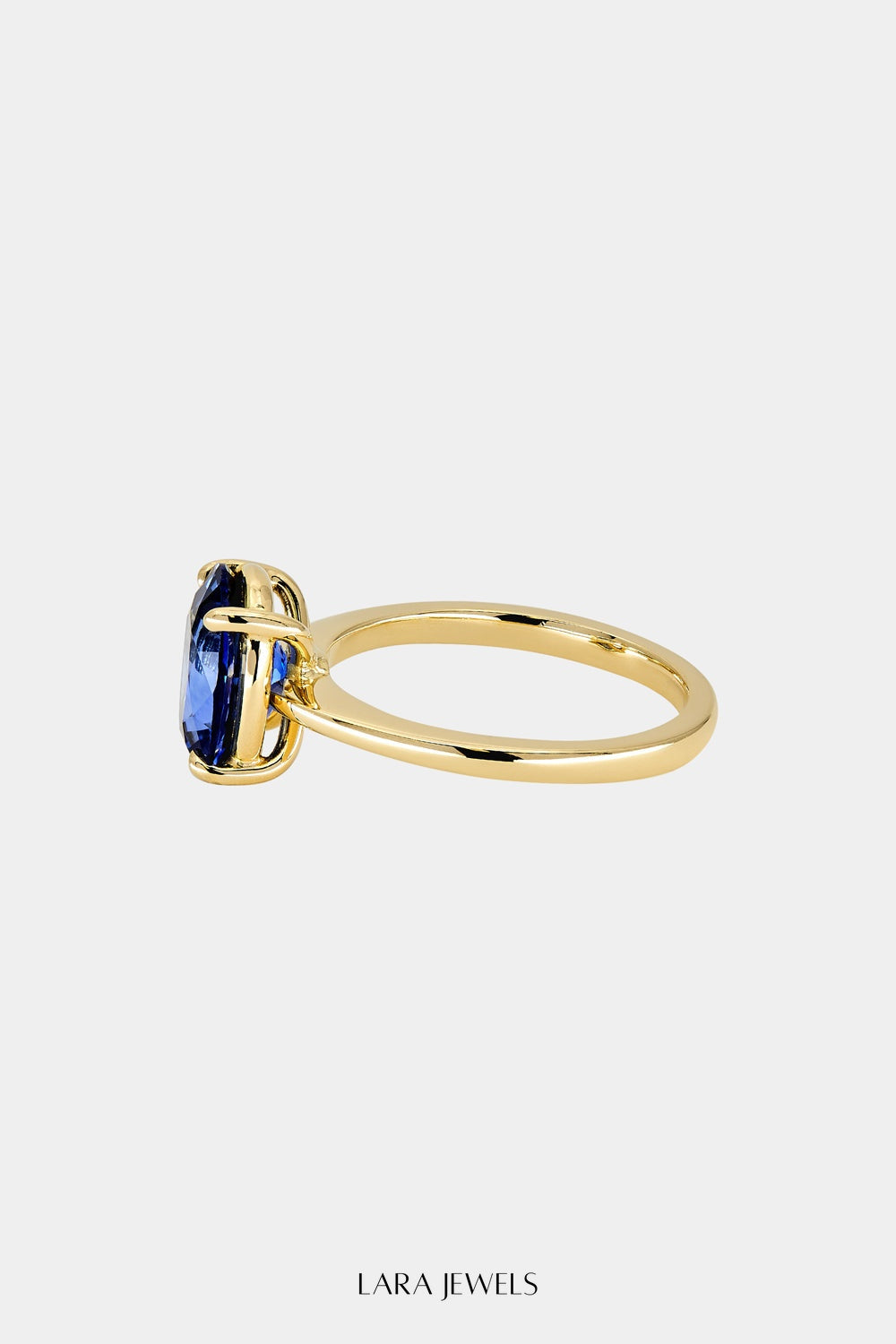 Oval Sapphire Ring 18K Gold - Lifestyle