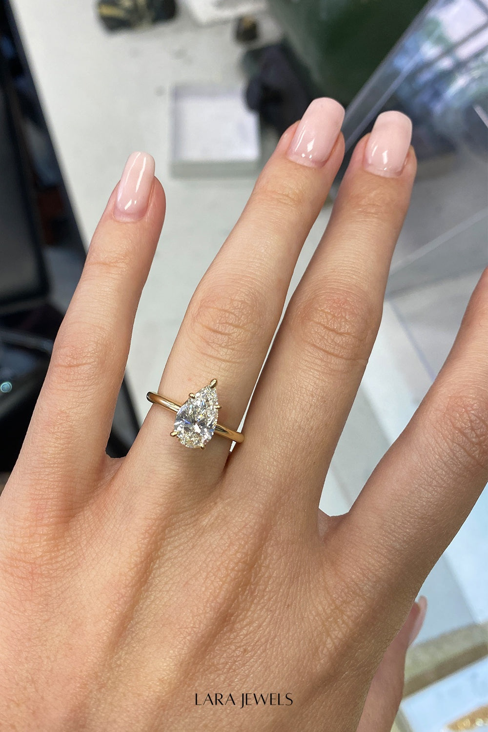Pear Diamond Ring 18K Gold - Lifestyle