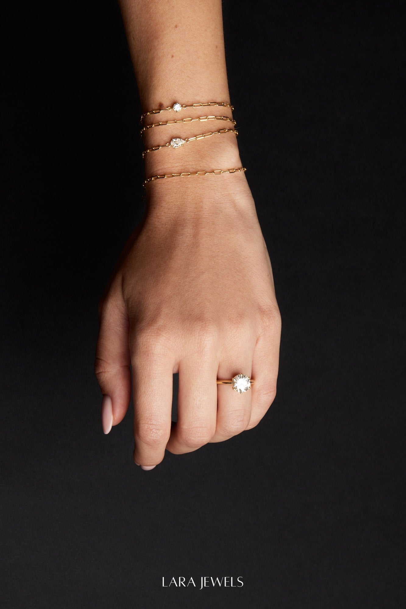 Round Diamond Ring 18K Gold - On model
