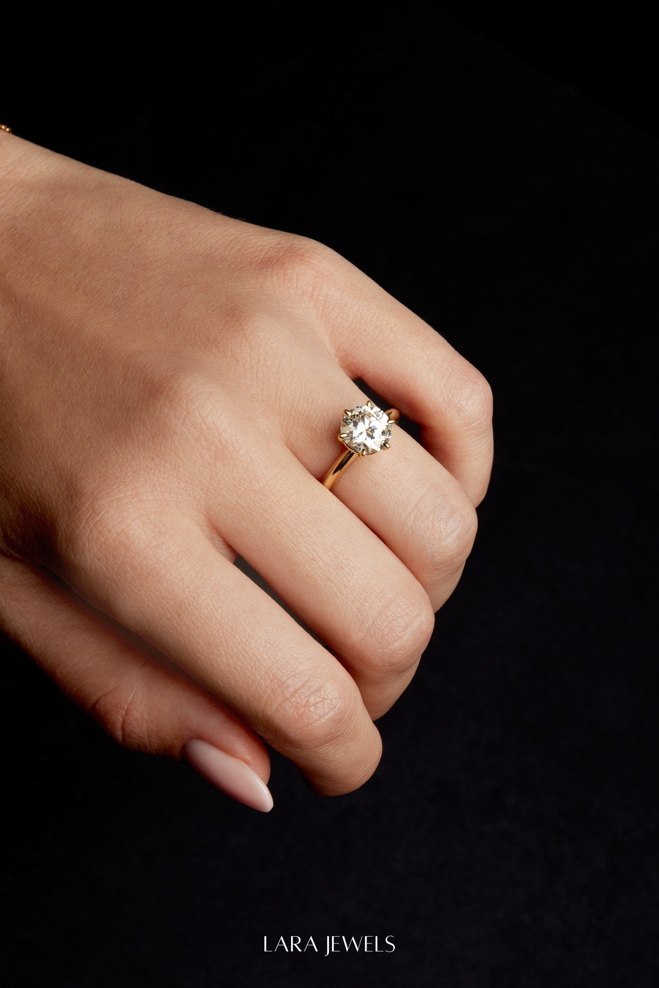 Round Diamond Ring 18K Gold - Lifestyle