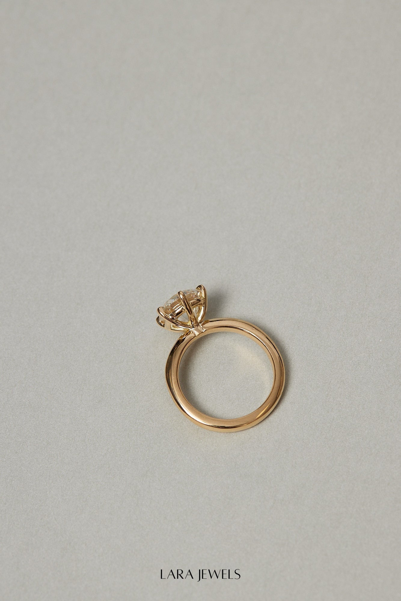 Round Diamond Ring 18K Gold - Detail