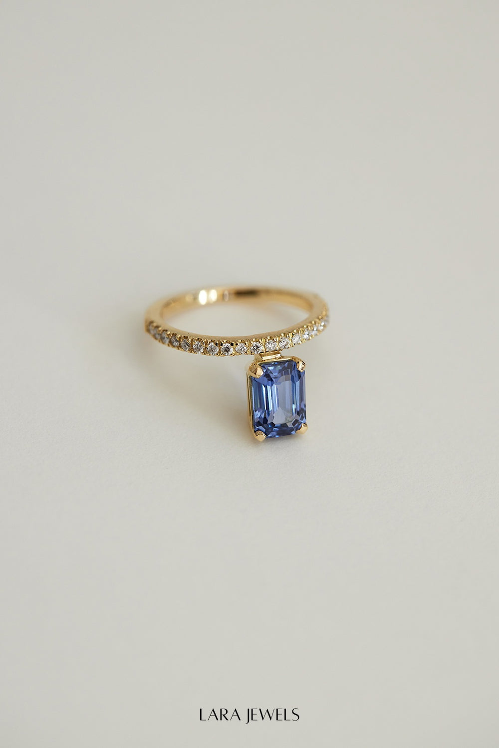 Sapphire Harley Ring 18K Gold - Back view